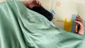 Trùm kín đầu khi ngủ có thể gây thiếu oxy, tăng CO₂ và ảnh hưởng sức khỏe. Tìm hiểu khuyến cáo của bác sĩ để ngủ an toàn hơn.