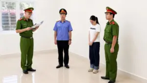 Bắc Ninh bắt tạm giam Phạm Thị Huyền trong vụ bán trang sức giả mạo nhãn hiệu, thu giữ 283 sản phẩm trị giá gần 4 tỷ đồng.