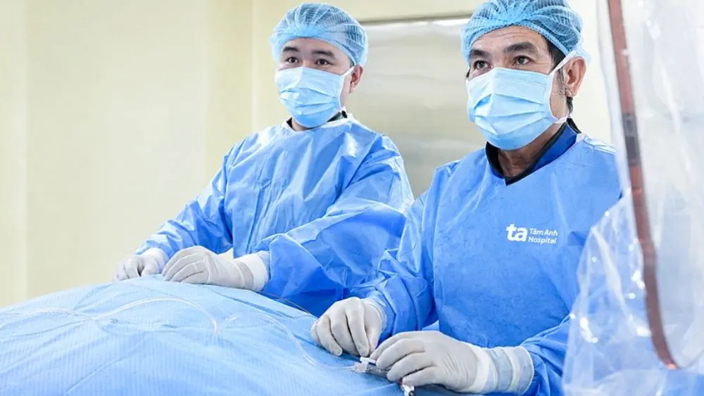 Việt kiều về Việt Nam điều trị u máu gan bằng kỹ thuật nút mạch ít xâm lấn, giúp thu nhỏ khối u và bảo tồn nhu mô gan.