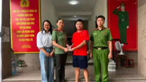 Người phụ nữ Hà Nội đánh rơi 1kg bạc khi đi mua 73kg bạc và bất ngờ nhận lại nhờ người nhặt được cùng sự hỗ trợ của công an.