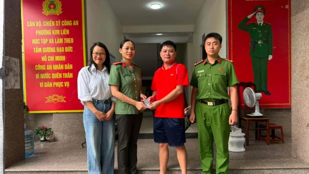 Người phụ nữ Hà Nội đánh rơi 1kg bạc khi đi mua 73kg bạc và bất ngờ nhận lại nhờ người nhặt được cùng sự hỗ trợ của công an.