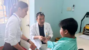 Bé trai Lào được phẫu thuật tái tạo đôi tay sau 6 năm bỏng nặng vì lao vào lửa cứu cha, mở ra hy vọng phục hồi chức năng.
