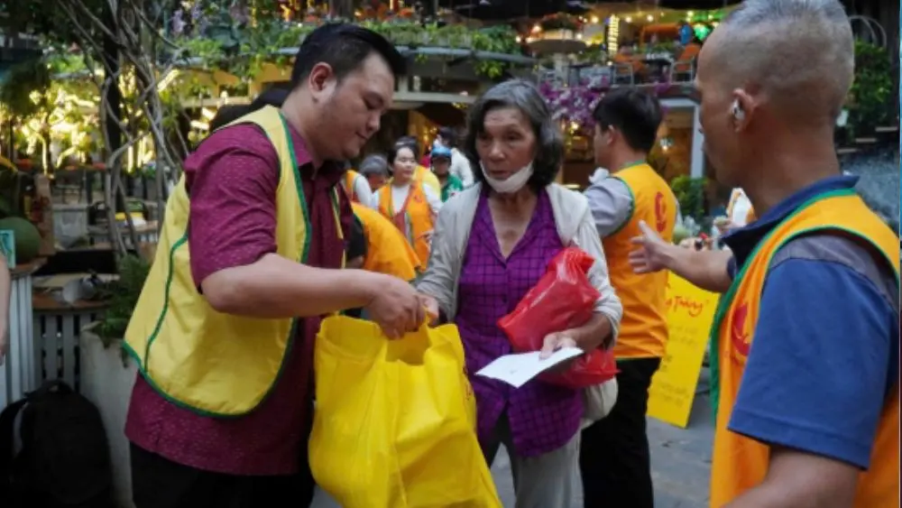 DNXH Vầng Trăng Khuyết triển khai hoạt động an sinh, trao hỗ trợ cho người cao tuổi và lao động khó khăn trong cộng đồng.