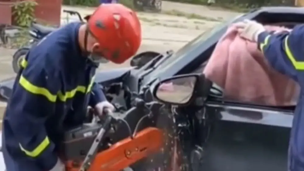 Lực lượng chức năng cắt cửa ô tô cứu người sau tai nạn ở Thái Nguyên. Xem diễn biến vụ việc và công tác cứu hộ.