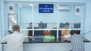 Phạt nguội ngày càng được áp dụng rộng rãi, nhiều người dân đến làm thủ tục xử lý vi phạm sau khi nhận thông báo từ cơ quan chức năng.