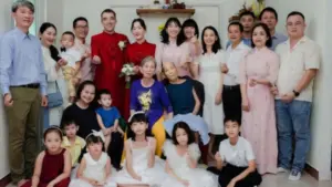 Vợ chồng nghèo nhất xóm núi nuôi 8 người con thành thạc sĩ, tiến sĩ. Câu chuyện vượt khó truyền cảm hứng về học tập và nghị lực.