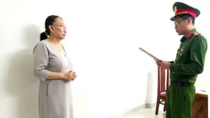 Khởi tố chủ tiệm vàng Kim Lý cùng nhiều chủ doanh nghiệp trong đường dây buôn lậu kim cương xuyên quốc gia. Xem chi tiết vụ án.