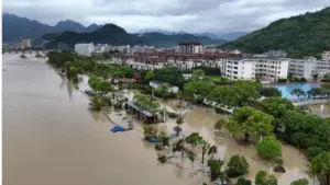 Bão Dolphin đổ bộ Trung Quốc, gây mưa lớn, ngập rộng và khiến hơn 1 triệu người phải sơ tán.