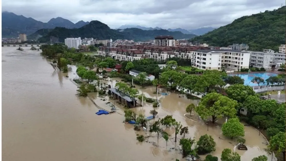 Bão Dolphin đổ bộ Trung Quốc, gây mưa lớn, ngập rộng và khiến hơn 1 triệu người phải sơ tán.