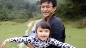 Phạm Trung Thành gắn bó với bé Mon, con riêng của vợ, trong hành trình xây dựng gia đình và vượt qua những định kiến.