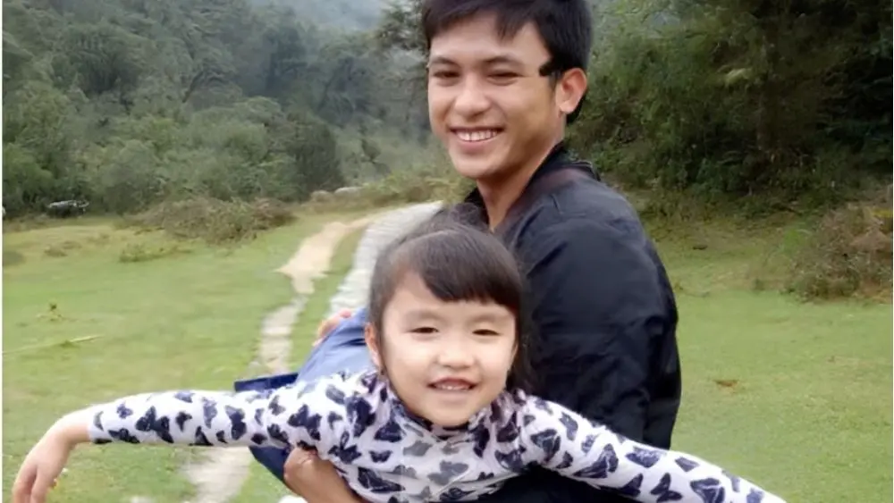 Phạm Trung Thành gắn bó với bé Mon, con riêng của vợ, trong hành trình xây dựng gia đình và vượt qua những định kiến.