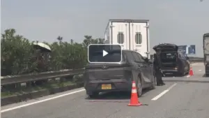 Tai nạn liên hoàn trên cao tốc Nội Bài - Lào Cai khiến 4 xe hư hỏng, giao thông qua khu vực ùn ứ hơn 1 km.