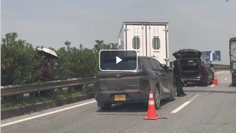 Tai nạn liên hoàn trên cao tốc Nội Bài - Lào Cai khiến 4 xe hư hỏng, giao thông qua khu vực ùn ứ hơn 1 km.