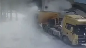 Tai nạn bồn trộn bê tông khiến công nhân bị hất văng xuống đường, bị thương rất nặng. Xem chi tiết vụ việc.
