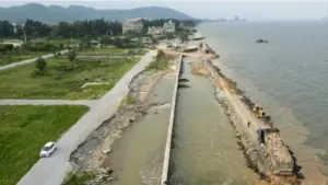 Dự án kè biển Hải Tiến đang được triển khai nhằm khắc phục sạt lở, bảo vệ bờ và các công trình phía trong.