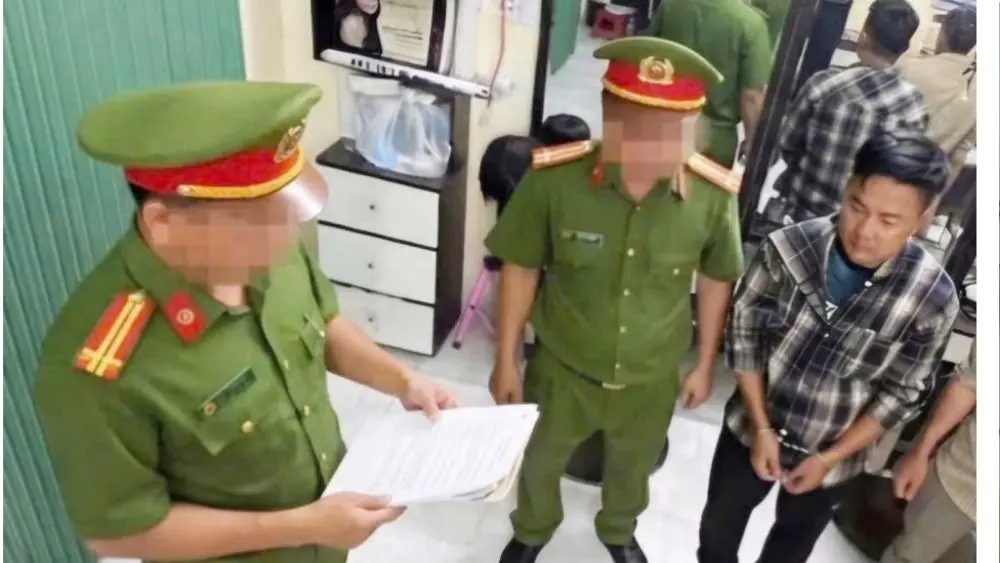 Vĩnh Long tạm giữ khẩn cấp 4 nghi phạm liên quan vụ khống chế người, dùng còng số 8 và ép viết giấy nợ 520 triệu đồng.