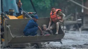 Lũ quét ở Nepal khiến hàng trăm người thiệt mạng, hàng nghìn người mất tích; lực lượng cứu nạn đang khẩn trương tìm kiếm nạn nhân.