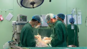 Người đàn ông ở Nghệ An lần thứ hai bị thủng ruột do nuốt xương, được phẫu thuật cấp cứu thành công. Xem cảnh báo từ bác sĩ.