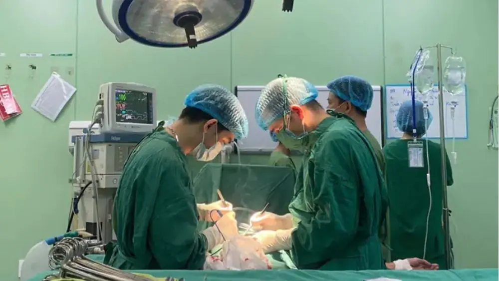Người đàn ông ở Nghệ An lần thứ hai bị thủng ruột do nuốt xương, được phẫu thuật cấp cứu thành công. Xem cảnh báo từ bác sĩ.