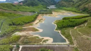 Hồ Lòng Đèn chuyển màu đen bất thường, người dân lo ngại nguy cơ ô nhiễm và chờ kết quả quan trắc làm rõ nguyên nhân.