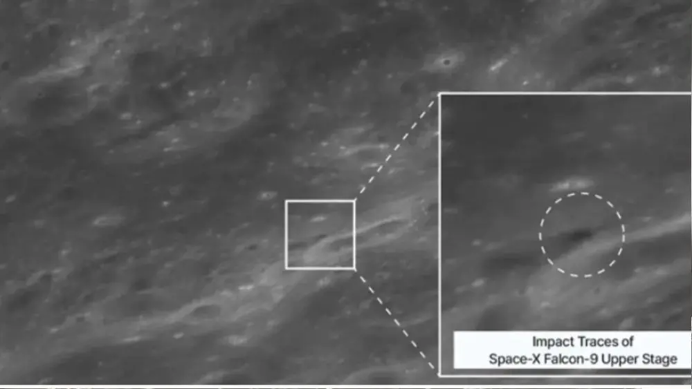Tàu Danuri ghi lại miệng hố mới trên Mặt Trăng sau khi tầng trên tên lửa Falcon 9 của SpaceX va chạm bề mặt.