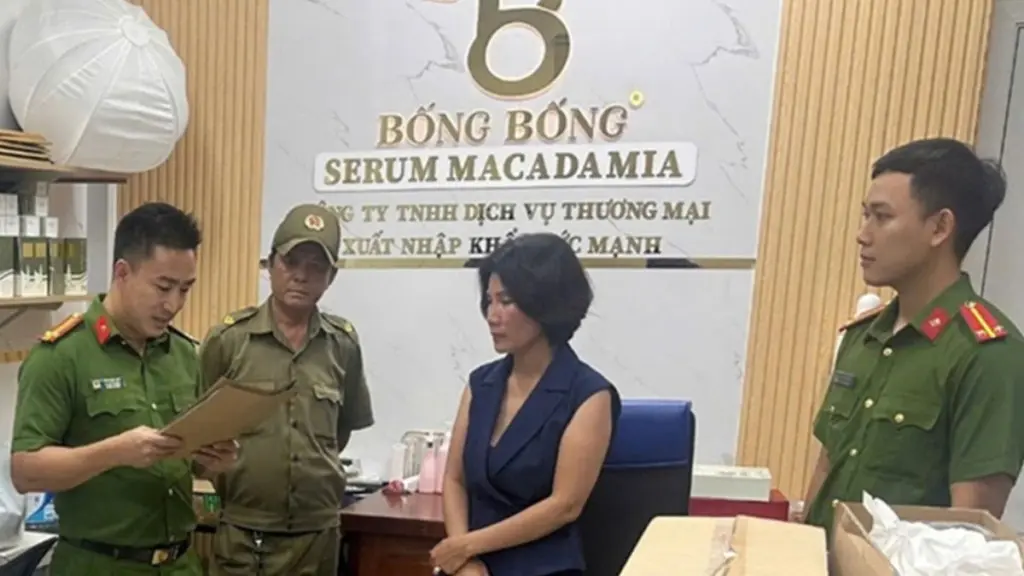 Nữ giám đốc cơ sở phẫu thuật thẩm mỹ bị truy nã sau khi lẩn trốn suốt 9 năm. Vụ việc đang được cơ quan chức năng điều tra