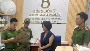 Nữ giám đốc cơ sở phẫu thuật thẩm mỹ bị truy nã sau khi lẩn trốn suốt 9 năm. Vụ việc đang được cơ quan chức năng điều tra