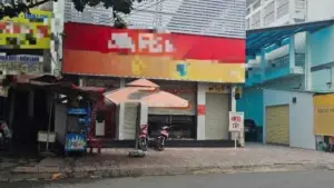 Chi nhánh ngân hàng ở Vĩnh Long, nơi xảy ra vụ bảo vệ dùng dây xích đánh đồng nghiệp trọng thương sau mâu thuẫn khi thay ca.