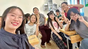 Nguyễn Thị Huyền trở về quê mở lớp tiếng Trung miễn phí, gần gũi và chia sẻ với học sinh trong dự án “Tiếng Trung về làng”.