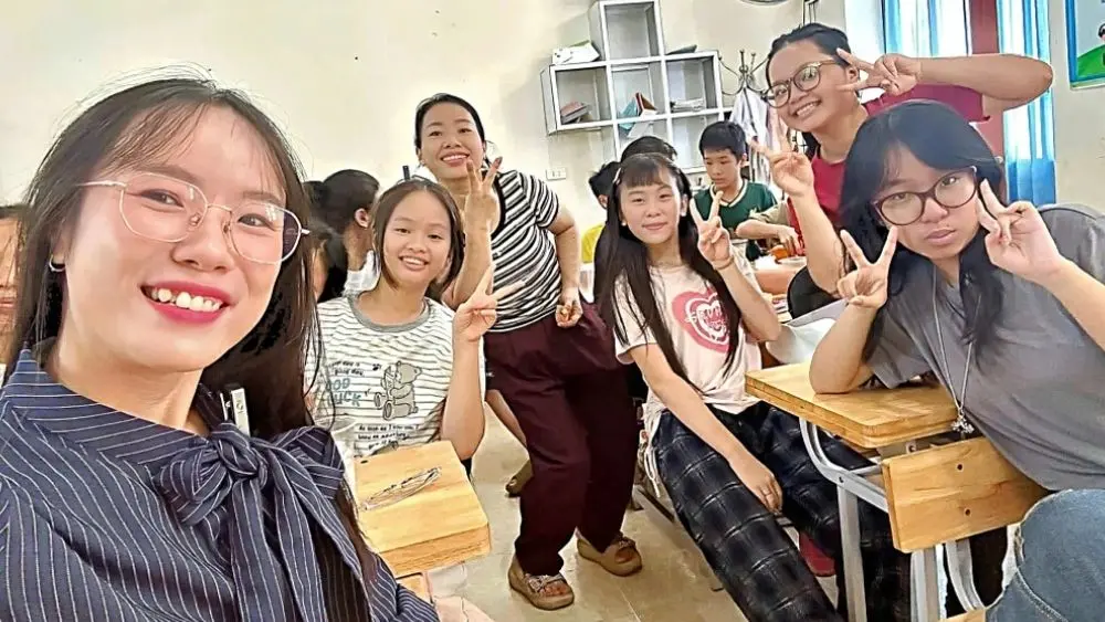 Nguyễn Thị Huyền trở về quê mở lớp tiếng Trung miễn phí, gần gũi và chia sẻ với học sinh trong dự án “Tiếng Trung về làng”.