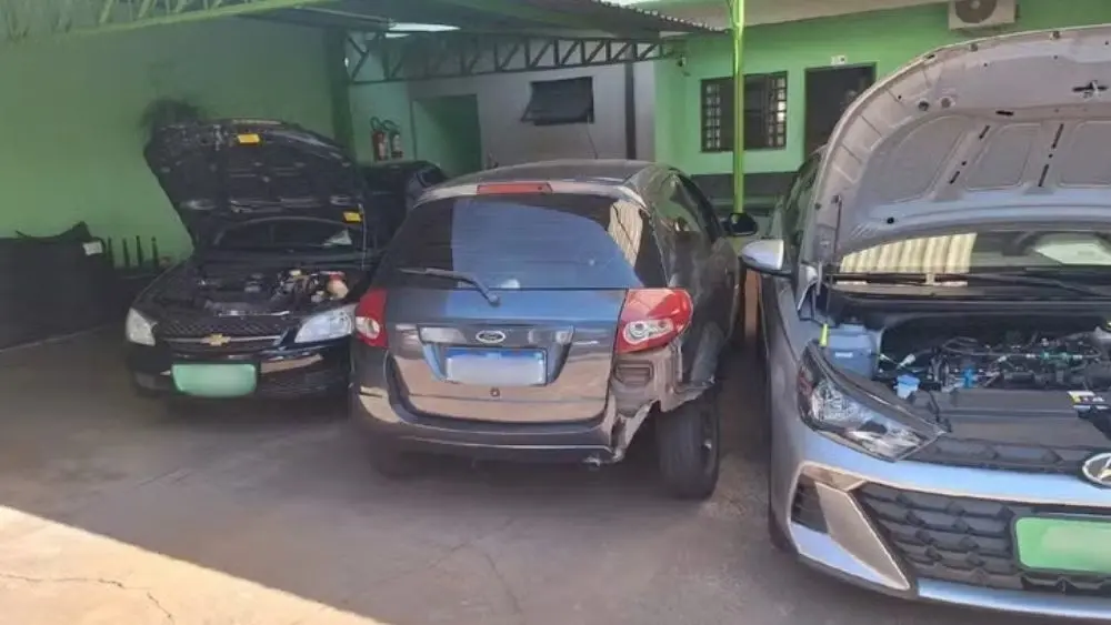 Ôtô của nữ tài xế Ana Beatriz Godoy dừng trong gara sau vụ va chạm tại Brazil, nằm giữa hai xe khác mà không gây thêm va chạm.