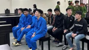 Quản lý khách sạn ở TPHCM bị cáo buộc tổ chức sử dụng ma túy cùng 2 cựu cán bộ công an và nhóm bạn, vụ án được đưa ra xét xử.