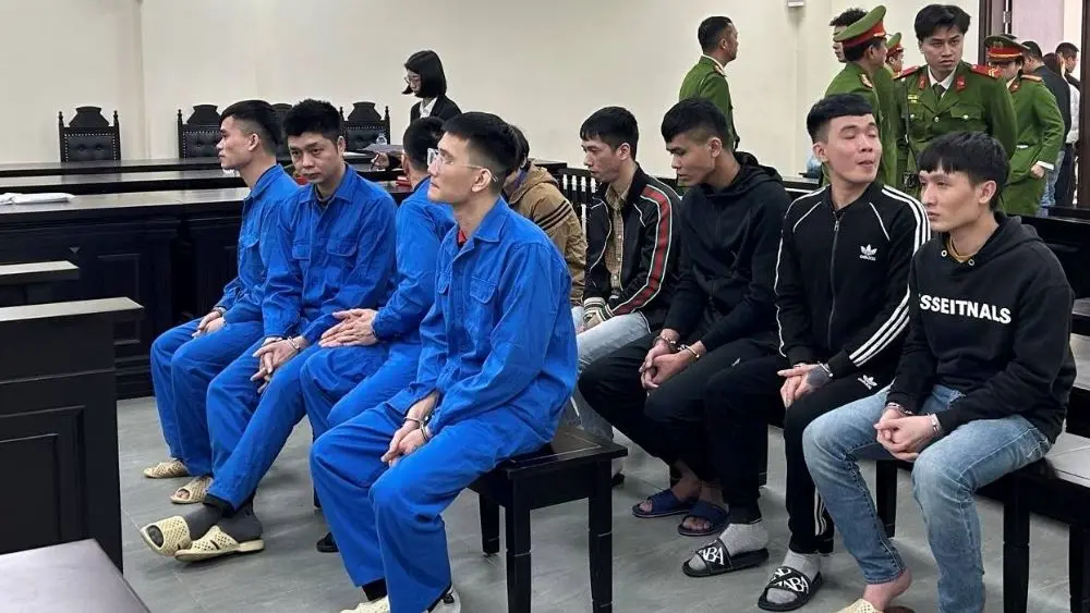 Quản lý khách sạn ở TPHCM bị cáo buộc tổ chức sử dụng ma túy cùng 2 cựu cán bộ công an và nhóm bạn, vụ án được đưa ra xét xử.