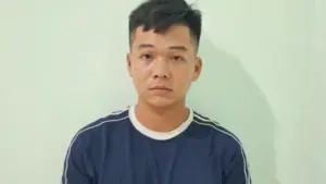 Lê Minh Quy, đối tượng bị truy nã đặc biệt, bị công an phối hợp bắt giữ tại An Giang sau quá trình lần theo dấu vết trên mạng xã hội.
