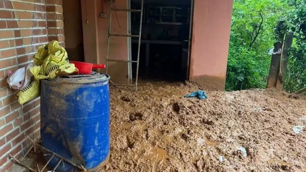 Hơn 500 m³ đất đá sạt lở tràn vào nhà dân ở Thái Nguyên, làm sập tường, lấp phòng ngủ và gây hư hỏng nhiều tài sản.