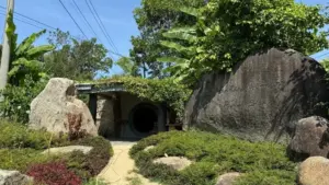 Khám phá nhà trong hang của ông Đặng Lê Nguyên Vũ tại M’Drắk, nổi bật với kiến trúc bằng đá giữa không gian rừng xanh.