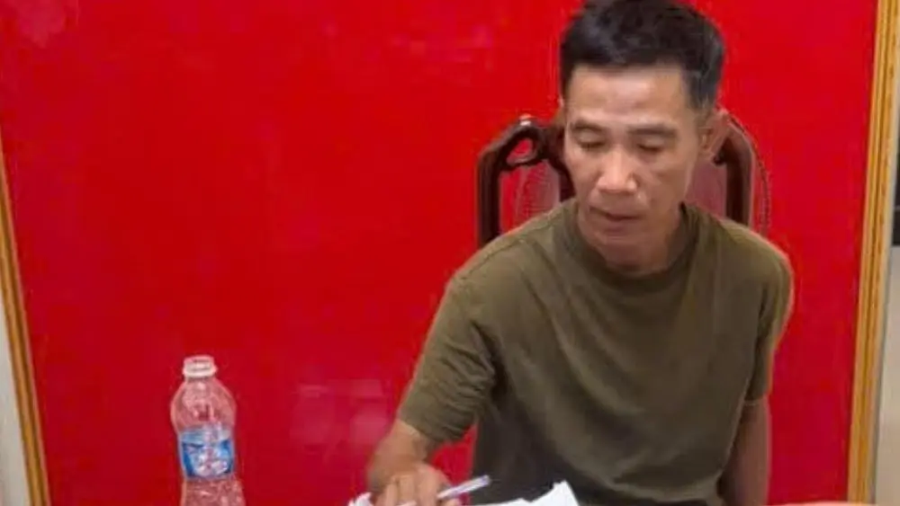 Nguyễn Xuân Vinh bị bắt tại chợ Ga Vinh sau gần 3 năm lẩn trốn, né chấp hành bản án 9 tháng tù về tội đánh bạc.