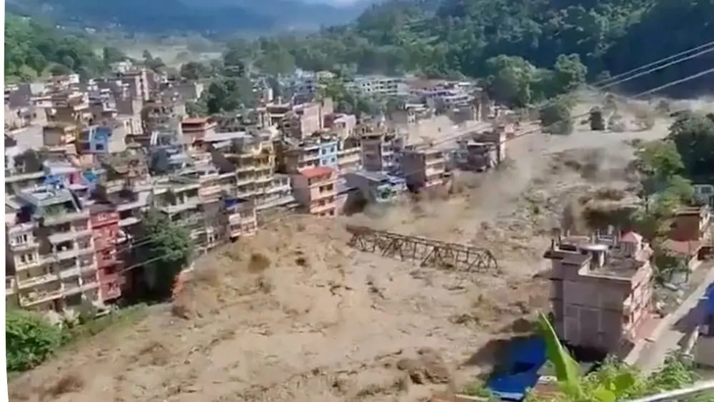 Khối sông băng rộng hơn 20ha rơi xuống thung lũng Himalaya, kích hoạt lũ quét tại Nepal với hậu quả thảm khốc.