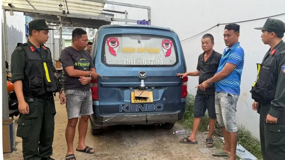 Công an TPHCM kiểm tra xe tải, phát hiện 621,5kg pháo nổ được vận chuyển từ Tây Ninh về thành phố để tiêu thụ.