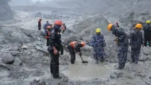Lực lượng cứu hộ Nepal tìm kiếm công nhân mất tích gần đường hầm thủy điện Trishuli 3A sau trận lũ quét ngày 26/8.