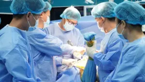 Chàng trai 18 tuổi bị máu tụ ngoài màng cứng sau tai nạn giao thông, được phẫu thuật cấp cứu và phục hồi tốt.