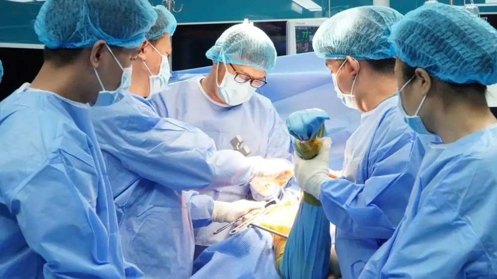 Chàng trai 18 tuổi bị máu tụ ngoài màng cứng sau tai nạn giao thông, được phẫu thuật cấp cứu và phục hồi tốt.