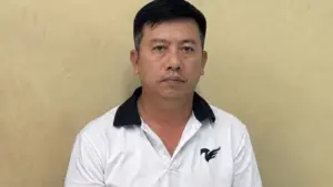 Ngô Anh Tuấn, cựu Trưởng ban quản lý chung cư, bị bắt để điều tra cáo buộc lừa bán căn hộ tái định cư, chiếm đoạt hơn 2,1 tỷ đồng.