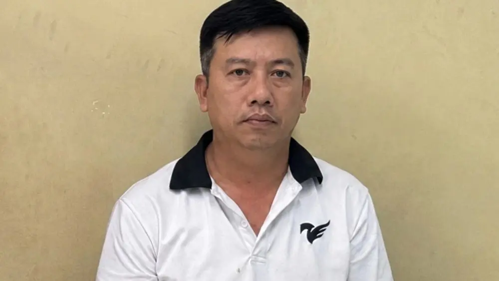 Ngô Anh Tuấn, cựu Trưởng ban quản lý chung cư, bị bắt để điều tra cáo buộc lừa bán căn hộ tái định cư, chiếm đoạt hơn 2,1 tỷ đồng.
