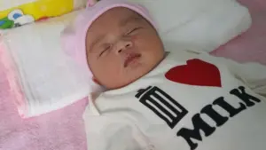 Khi trẻ sốt, cha mẹ cần tránh những cách chăm sóc sai như ủ quá nhiều chăn, chườm đá, tự ý dùng thuốc hoặc ép ăn.