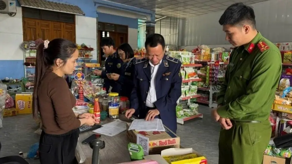 Quản lý thị trường Thái Nguyên phối hợp công an kiểm tra cơ sở thực phẩm, góp phần kiểm soát hàng hóa và an toàn thực phẩm.
