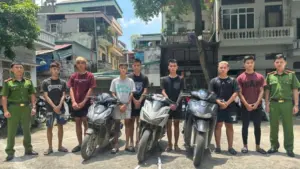Hà Nội khởi tố 7 thanh niên từ 17-19 tuổi sau vụ mang kiếm truy đuổi, chém người không quen biết gây thương tích nặng.