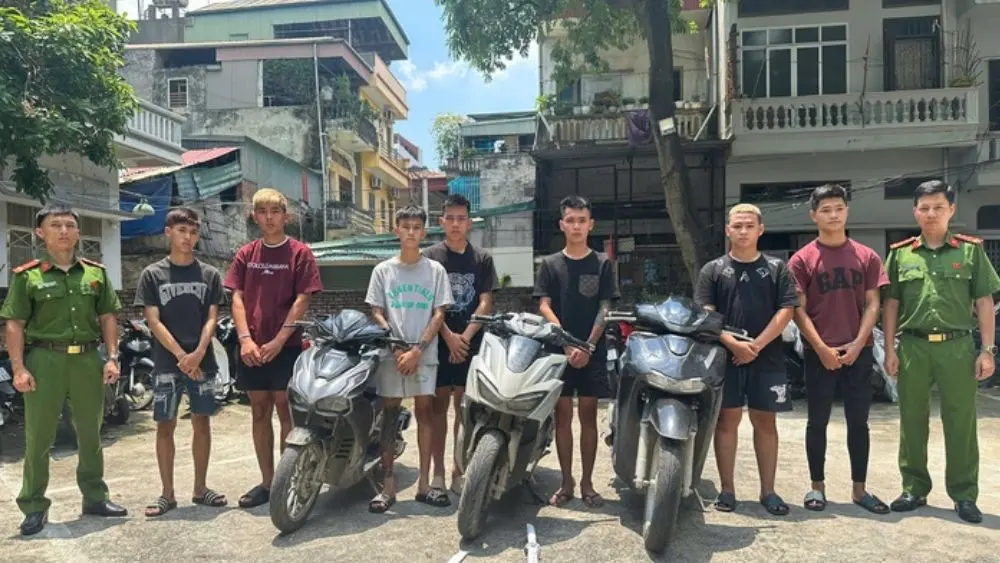 Hà Nội khởi tố 7 thanh niên từ 17-19 tuổi sau vụ mang kiếm truy đuổi, chém người không quen biết gây thương tích nặng.