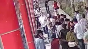 Nữ du khách bị nhóm đối tượng dàn cảnh cướp giật dây chuyền vàng hơn 1,1 lượng tại Liên Hoa Bảo Tháp, Công an tiếp tục điều tra.