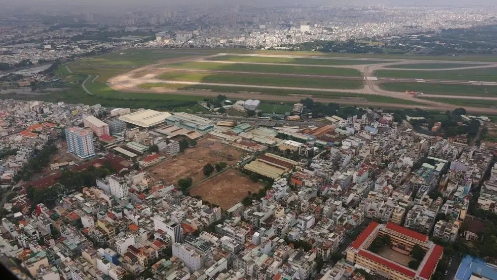 Tân Sơn Nhất nằm giữa khu dân cư đông đúc, khiến việc kiểm soát UAV, diều xâm nhập vùng ảnh hưởng hoạt động bay gặp nhiều khó khăn.